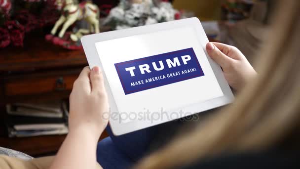 Circa Enero 2018 Mujer Mira Tableta Con 2016 Donald Trump — Vídeos de Stock