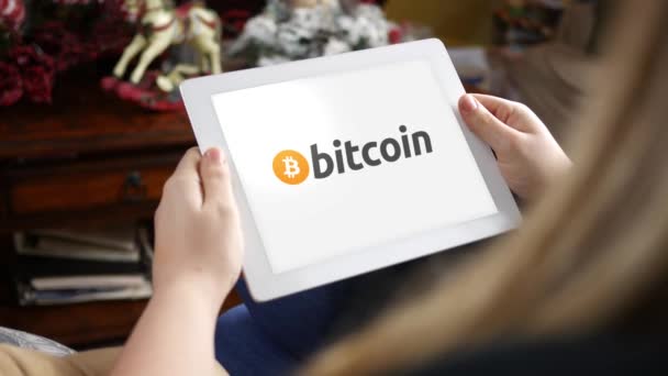 Cirka Januar 2018 Kvinde Kigger Bitcoin Logo Tablet Det Omgivende – Stock-video