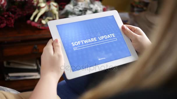 Mujer Utiliza Tableta Para Actualizar Software Sala Estar — Vídeo de stock