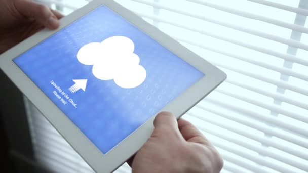 Pessoa Usa Tablet Para Fazer Upload Arquivos Para Nuvem — Vídeo de Stock
