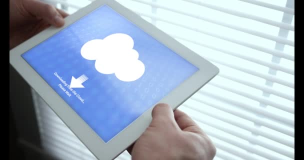 Persona Utiliza Tableta Para Descargar Archivos Nube — Vídeo de stock