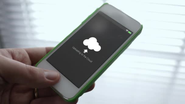 Übertragung Von Informationen Und Dateien Von Einem Smartphone Die Cloud — Stockvideo