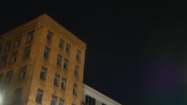 Esquina Iluminación Habitación Enciende Antiguo Edificio Apartamentos Ciudad — Vídeo de stock