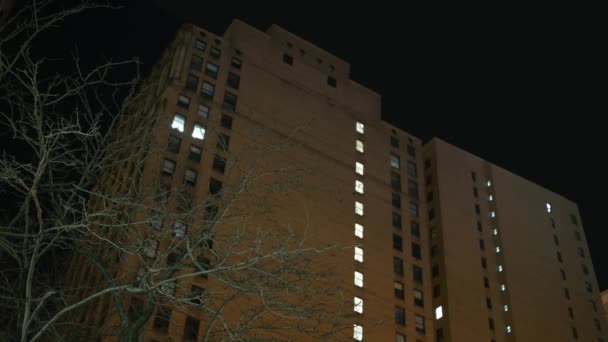 Nachtaufnahme Eines Mehrfamilienhauses Der Innenstadt — Stockvideo