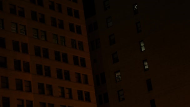 一盏灯在公寓楼的角落里打开 — 图库视频影像