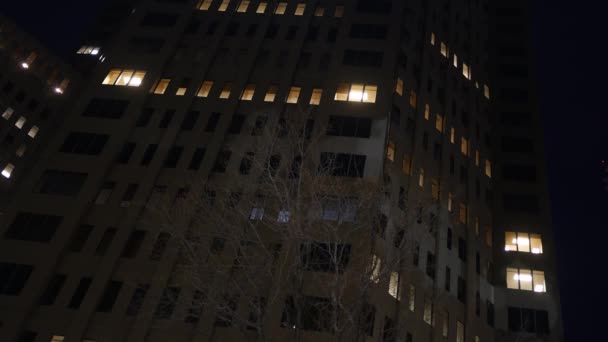 深夜在闹市区的公司摩天大楼上办公灯 — 图库视频影像