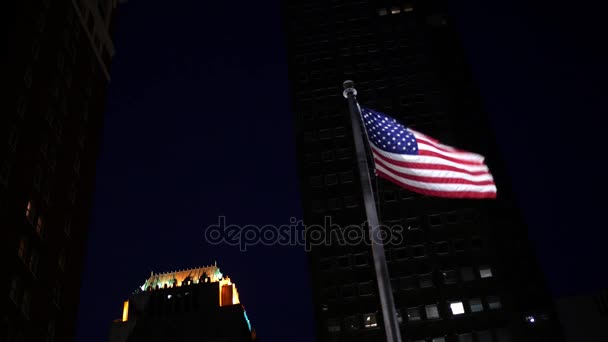 Bandeira Americana Soprando Céu Noturno Centro Urbano Cidade Com Horizonte — Vídeo de Stock