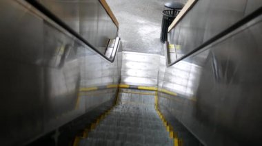 Metro plaza çıkmak gibi yürüyen merdiven aşağı Pov arıyorsunuz