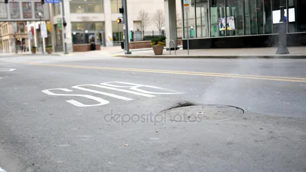 Atmósfera Saliendo Una Alcantarilla Cubierta Alcantarillado Área Urbana — Vídeos de Stock