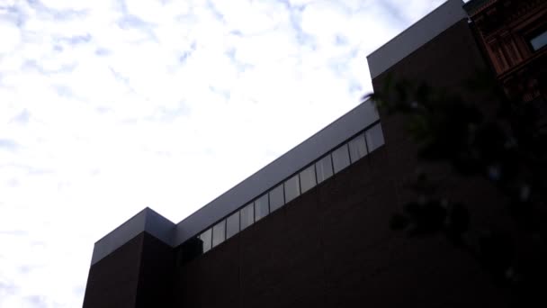 Estabelecendo Tiro Red Bricked Building Penthouse Contra Céu Nublado — Vídeo de Stock