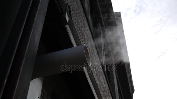 城市建筑后部排气管的手持式射击 — 图库视频影像