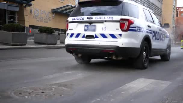 Circa Pittsburgh 2018 Police Cruiser Passa Por Câmera Centro Cidadeapenas — Vídeo de Stock