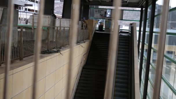 Mirando Través Los Carriles Guardia Sobre Entrada Plaza Del Metro — Vídeos de Stock