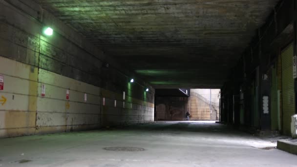 Estabelecendo Tiro Túnel Urbano Assustador Centro Cidade — Vídeo de Stock