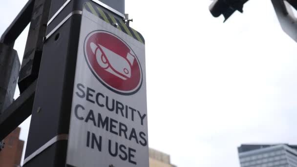 都市エリアで監視のための場所の警告ビデオ カメラで登録します — ストック動画
