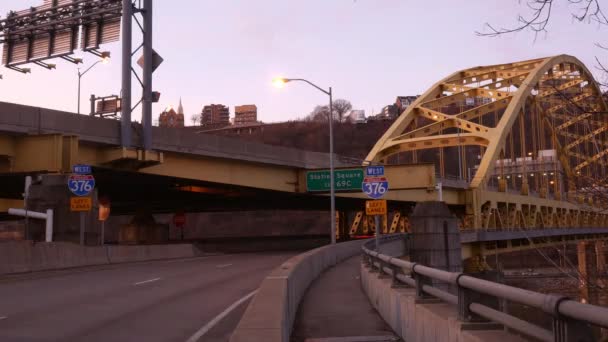 Timelapse Trafik Korsa Bron Fort Pitt Pittsburgh Pennsylvania Tidig Morgon — Stockvideo