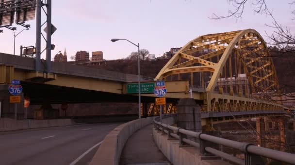 Verkehr Überquert Die Fort Pitt Brücke Pittsburgh Pennsylvania Frühen Morgen — Stockvideo