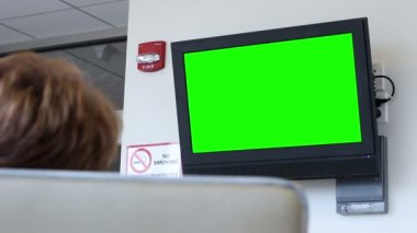 Hemşirelik ev ya da hastane yeşil ekran Tv izlerken kadın