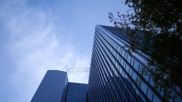 Hohe Cineastische Blaue Wolkenkratzer Wenn Wolken Vorbeiziehen Von Der Basis — Stockvideo