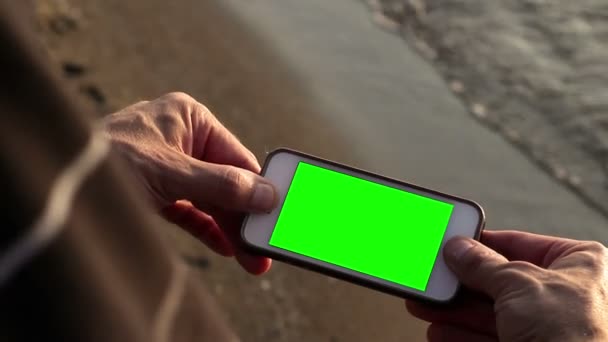 Загальний Телефон Зеленим Екраном Кутовий Штифт Пляжі Влітку — стокове відео