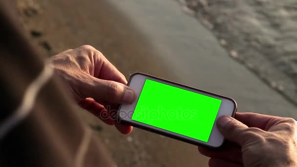 Telefono Generico Con Pin Angolo Schermo Verde Sulla Spiaggia Estate — Video Stock