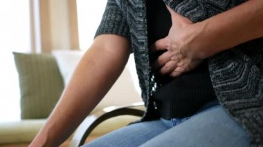 Kadın onun mide karın ağrısı duygu sonra kapmak