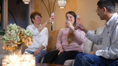 Aile tost şampanya modern oturma odasında