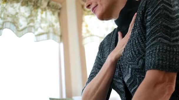 Kvinna Gnugga Hennes Ömma Bröst Efter Hjärtbesvär — Stockvideo