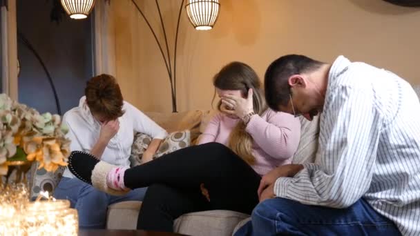 Familie Lachen Een Grappige Grap Moderne Woonkamer — Stockvideo