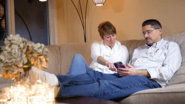 Karı koca bir komik kısa mesaj yoluyla onların smartphone Alt keyfini çıkarın