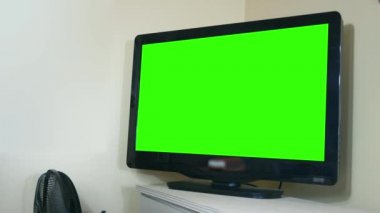 Yeşil ekran Hd Tv şifonyerin üstüne yalan