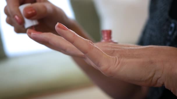 Närbild Kvinnan Att Hennes Hand Alt Nagellack — Stockvideo