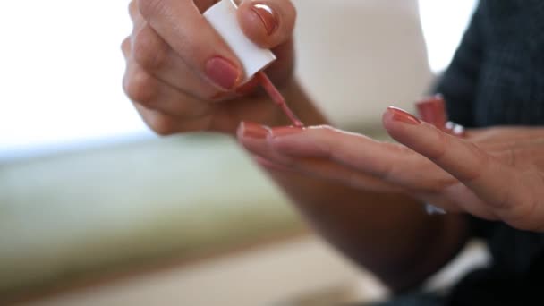 Närbild Kvinna Gäller Nagellack För Hennes Hand — Stockvideo