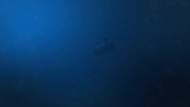 現代軍の潜水艦が海でカメラが通過します — ストック動画