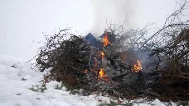 Kamera fırça kazık ateşe sisli kış sabahı slaytlar