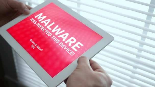 Man Ser Malware Infekterad Tablet Omgivande Rum — Stockvideo