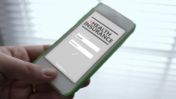 人登录到健康 Isnurance 网站页面上的智能手机 — 图库视频影像