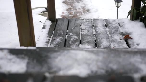 Aparat Slajdy Śliskim Lodzie Pokryte Klatki Schodowej Zimie Pojęcie Wypadku — Wideo stockowe