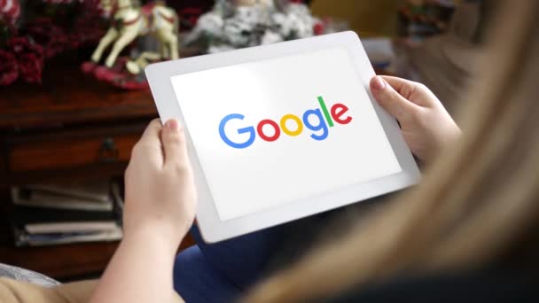 Donna Che Guarda Tablet Con Logo Google Sullo Schermosolo Uso — Video Stock