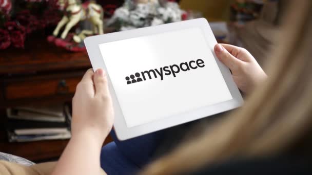 Mulher Olha Para Tablet Com Logotipo Myspace Telauso Editorial Apenas — Vídeo de Stock