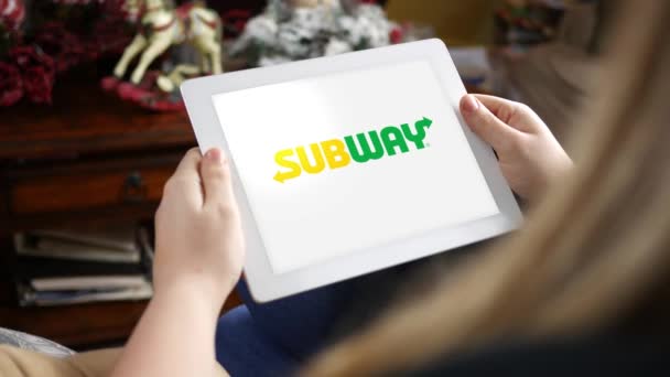 Mujer Mira Tablet Con Logotipo Subway Pantallauso Editorial Solamente Prohíbe — Vídeo de stock