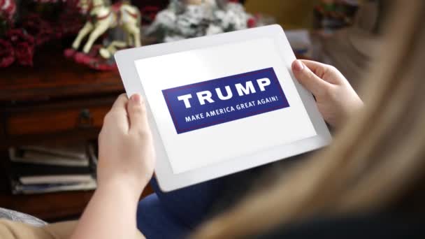 Mulher Olha Para Tablet Com Logotipo Campanha Donald Trump Mike — Vídeo de Stock