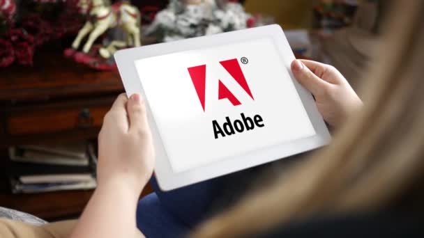 Kvinnan Tittar Adobe Logotypen Hennes Tablett Endast För Redaktionellt Bruk — Stockvideo