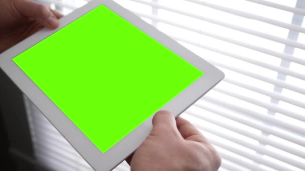 Mann Blickt Auf Green Screen Tablet Umgebungsraum — Stockvideo