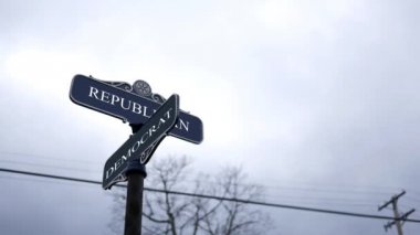 Sembolik crossroads tipografi ile karanlık gökyüzü - Cumhuriyetçi ve Demokrat