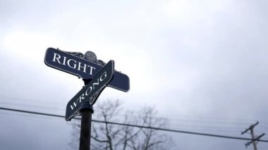 Sembolik crossroads tipografi ile karanlık gökyüzü - doğru ve yanlış
