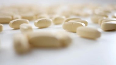 B vitamini hapları beyaz stüdyo arka plan üzerinde iplik 