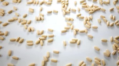 B vitamini hapları beyaz stüdyo arka plan üzerinde - açı yukarıda iplik.