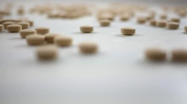 Beyaz cyc fotoğraf arka plan üzerinde iplik eğirme C vitamini hapları