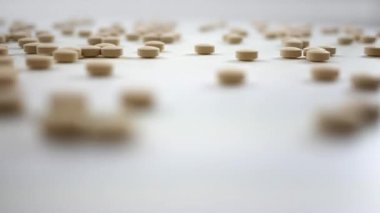Beyaz cyc fotoğraf arka plan Alt üzerinde iplik eğirme C vitamini hapları